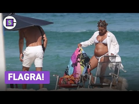 Grávida, atriz Jennifer Nascimento faz rara aparição com marido na praia