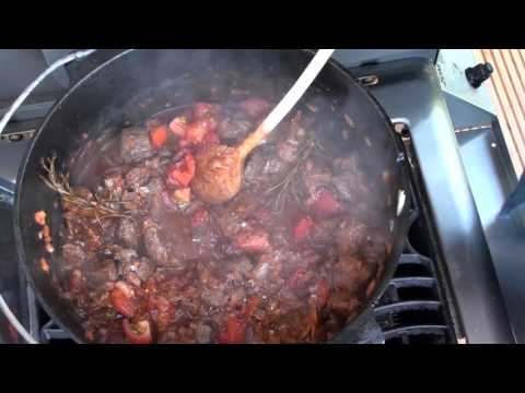 Rotweingulasch aus dem Dutch Oven