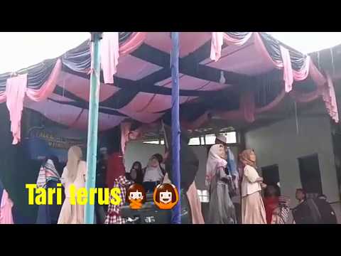 Virall...Lagi enak enak menari Karena hujan besar Panggung pun ambruk di Pangokokoan_ Garut