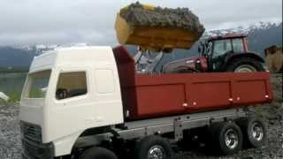 preview picture of video 'Komatsu WA 470 loading a Volvo FH12 8x8'