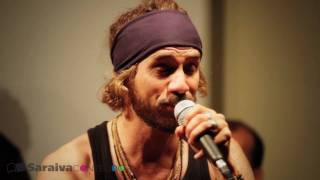 Macaco canta Moving na Livraria Saraiva