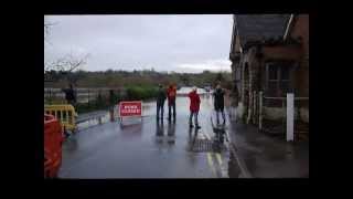 preview picture of video 'Pershore Floods - Driver gets stuck!'