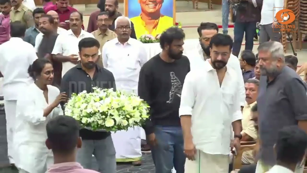 സലിംകുമാറിനരികെ പ്രിയപ്പെട്ടവർ; ജനസാഗരമായി പറവൂ‍ർ 