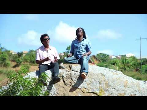 NJAKATIANA ET DIN ROTSAKA CHANTENT "MAMA HELY"