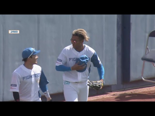 【春季キャンプ】ファイターズ・水谷瞬が帽子を飛ばしながらのランニングキャッチ!!  2025年2月9日 北海道日本ハムファイターズ