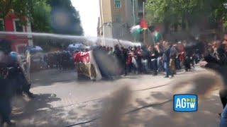 Il video degli scontri al corteo del Primo Maggio a Torino: cariche e idranti davanti all'ex cent...