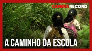 Helen e Mariela enfrentam um longo trajeto do Vale Yunga, na Bolívia, até a escola