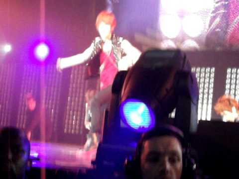 [FANCAM] SM Town Live in Paris 110610 "SHINee - Ring Ding Dong"