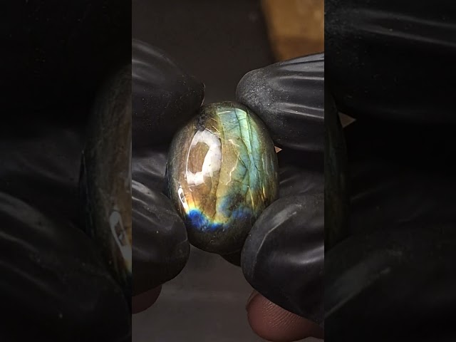 حجر طاؤوس متوهج طبيعي