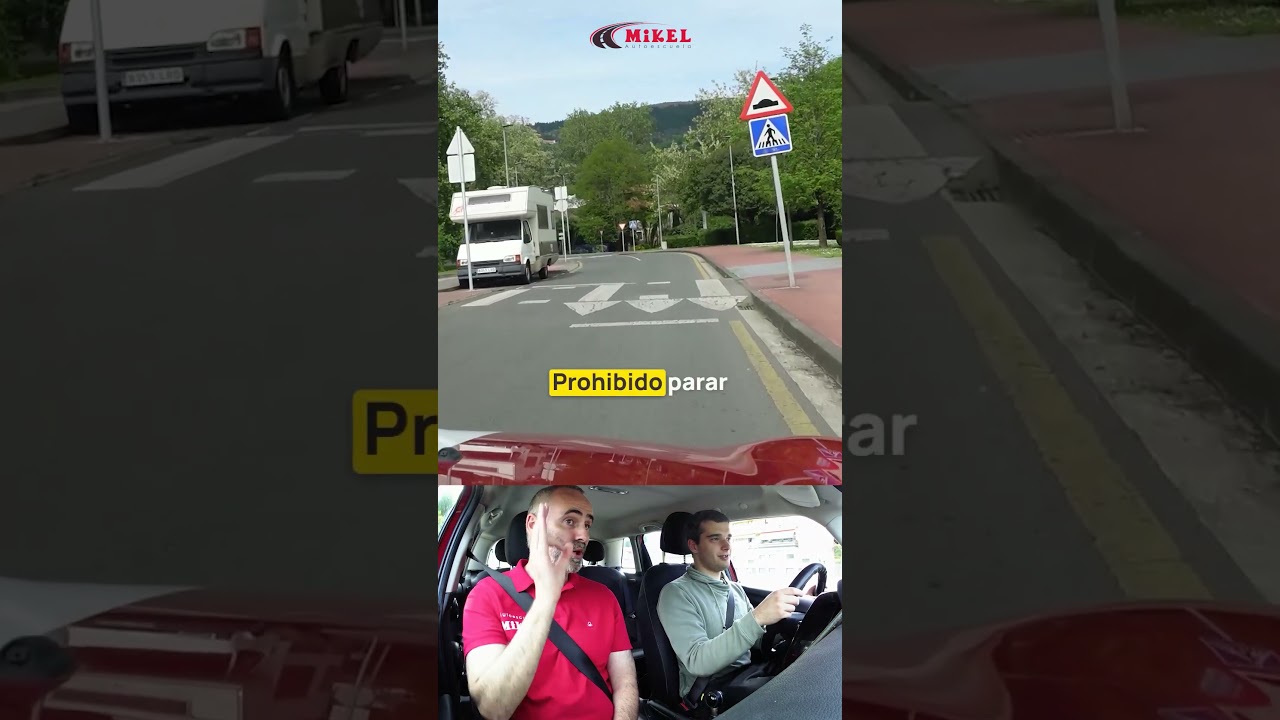 ¿Qué significa una línea amarilla discontinua que separa los carriles