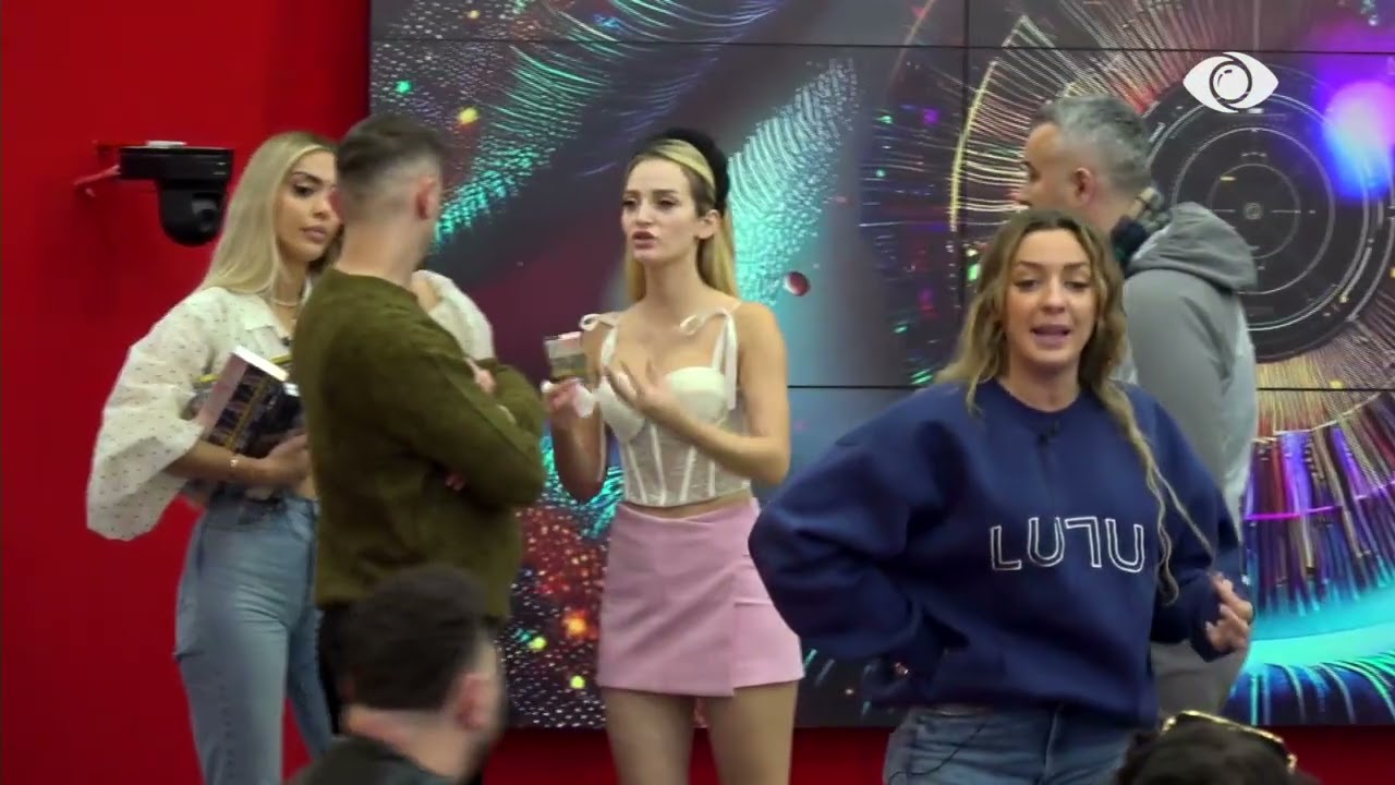 “Po mashtron”/ Juela dhe Rogerti debatojnë me Stenaldon për ndarjen e cigareve