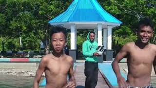preview picture of video 'Indahnyaa pantai TUGULUFA tidore bersama anak2 tidore yang lagi batobo (bernang)'