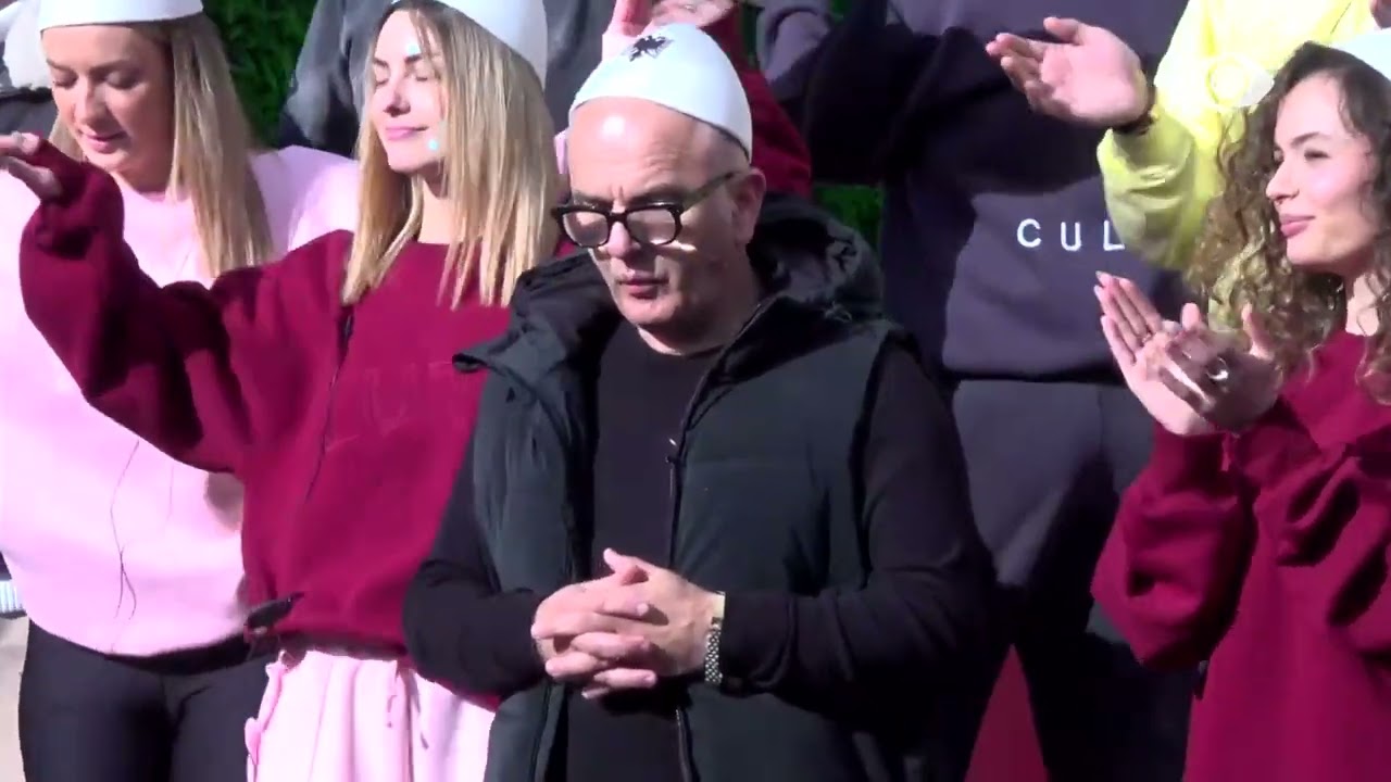 Dorë për dore, banorët ja marrin valles përreth oborrit