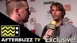 Eric Christian Olsen itv par Jason Ikeler au Gala de Eagle and Badge Foundation( en faveur du LAPD)