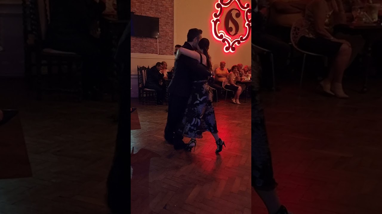 Monica Matera y Diego Gauna bailan tango "Quedemonos Aquí" - Milonga en el Social - viernes Paraná