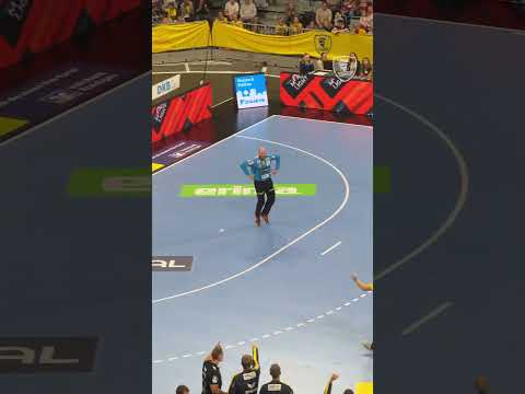 POV: Du kommst rein und haust direkt mal 3️⃣ Paraden in Folge raus! 🦁😍 #rnl #rnloewen #handball