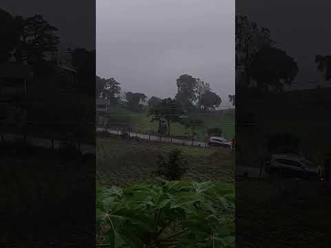 Fuerte aguacero ayer 7 de diciembre en Une Cundinamarca. Colombia. Visite Jw.org o descargue Jw.lib.