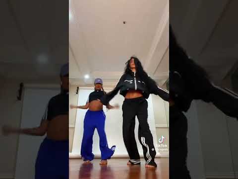 It s AFrican.... ( Dancinha do Tiktok, Clara Gnds e sua amiga)