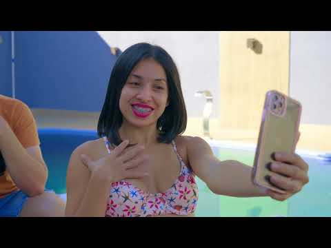 Falsa rica mostrando sua piscina fake no Instagram