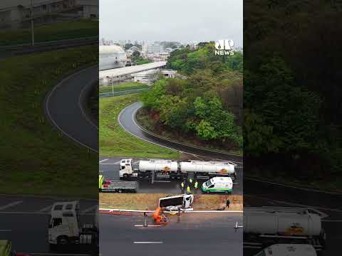 Caminhão tomba na Rodovia Washington Luís durante chuva em São Carlos (SP) #Shorts