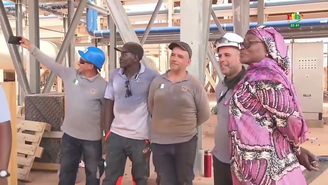 Actualités AES/ Niger: la Directrice générale de la NIGELEC sur des sites d’infrastructures solaires