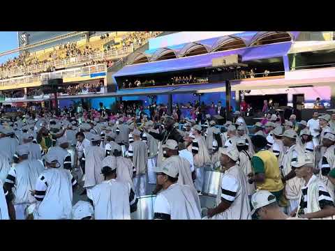 Bateria do Império Serrano no desfile oficial de 2025