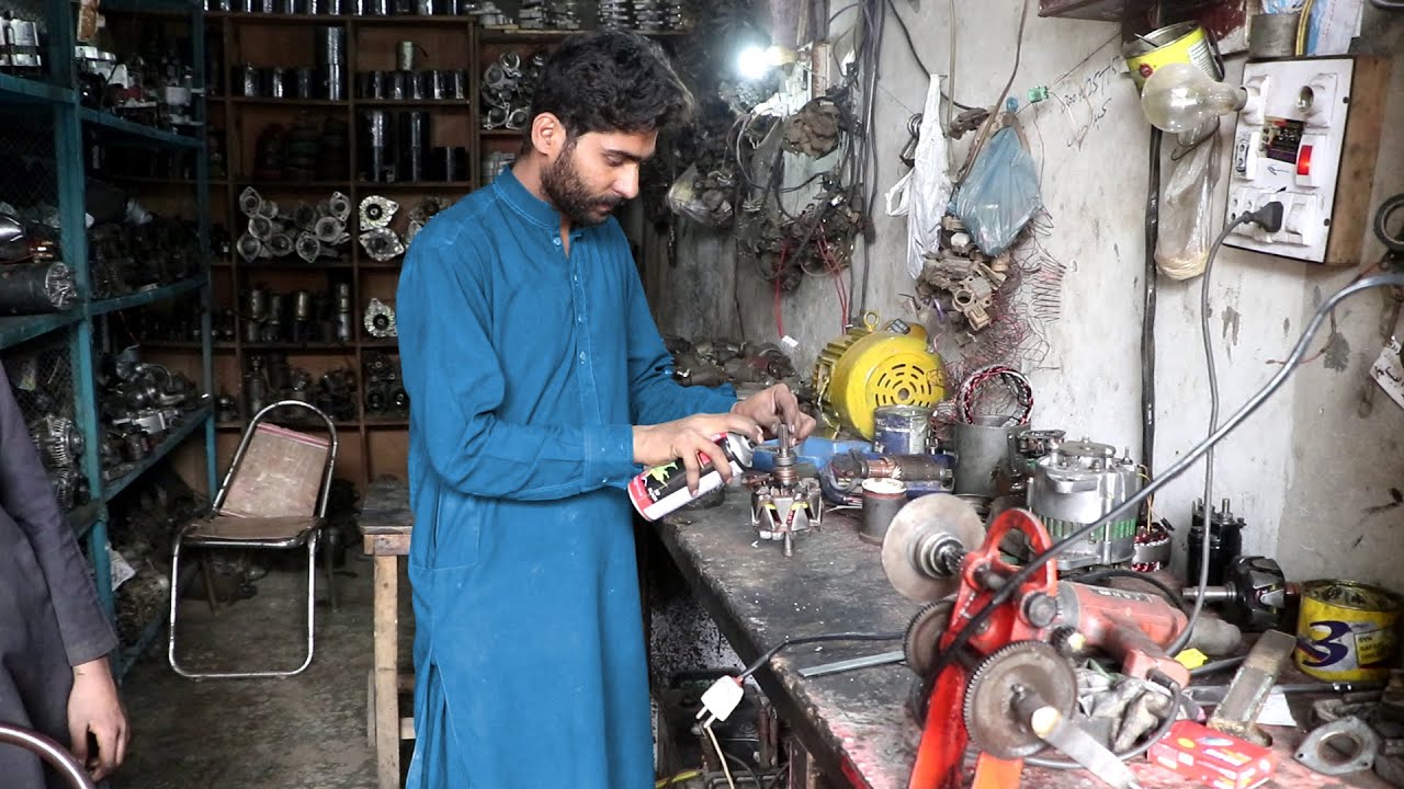 Watch video This young auto mechanic is brilliant in repairing car alternator Now This young auto mechanic is brilliant in repairing car alternator