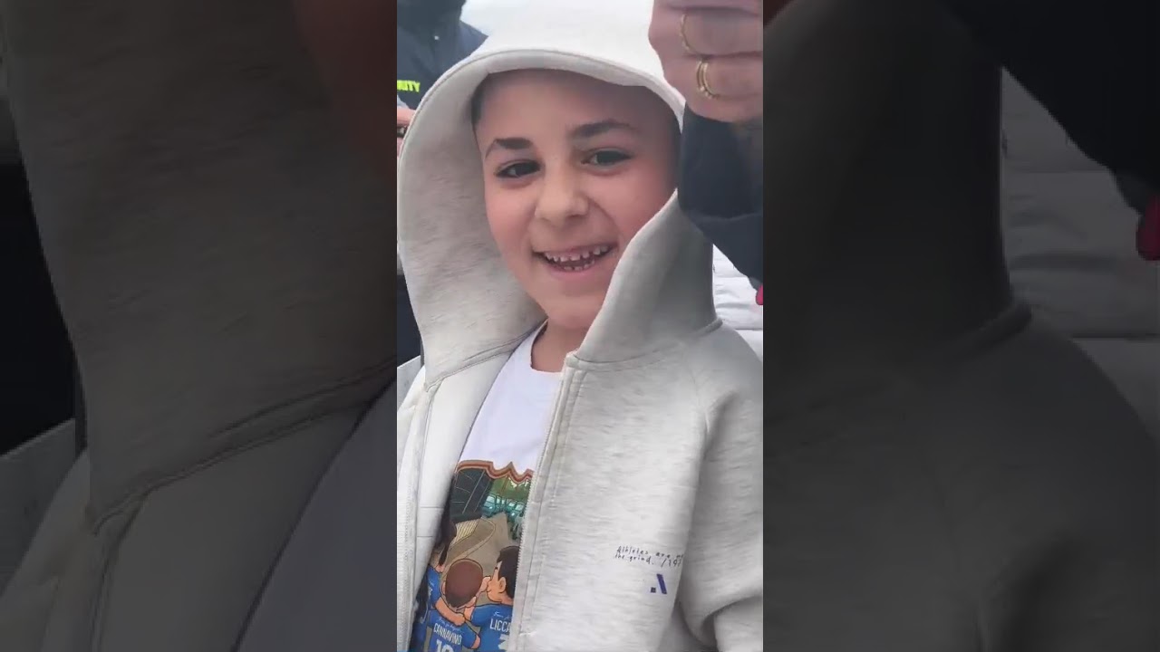 VIDEO NM - Napoli, selfie e autografi per Conte all’esterno del centro sportivo di Castel Volturno