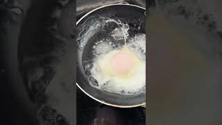 水と油　、、、、、、　#料理　#水　#食べ物　時短！わずか3分で目玉焼き！