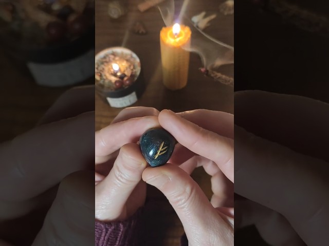 Vídeo relacionado con Majestic´s Runas Celtas Vikingas Aventurina Verde, Juego de 25 Piedras Brillantes semipreciosas grabadas (2 cm x 1 cm) + Bolsa Negra + Libro práctico (PDF) – Alfabeto rúnico Futhark para adivinación