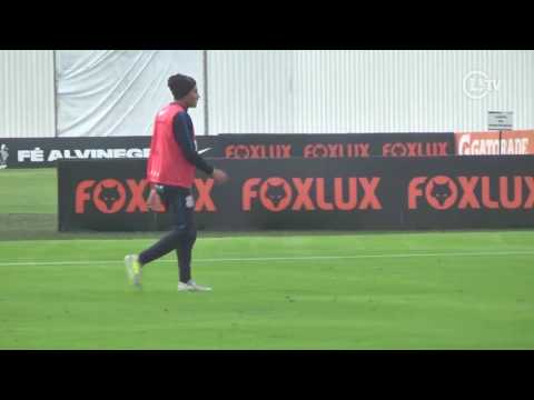 Dupla 'Jabedrinho' inferniza treino do Corinthians com gols, tabelas e chapéu