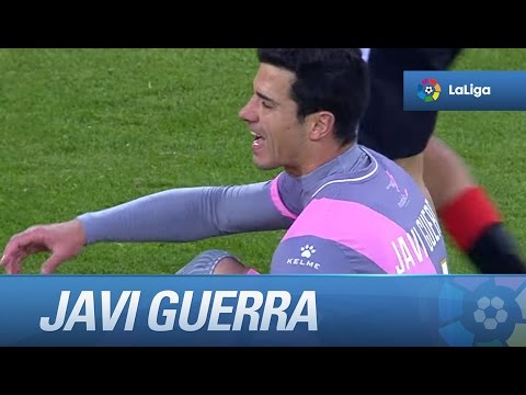 Gorka despejando un remate de Javi Guerra