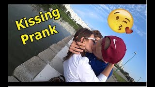 РАЗВОД НА ПОЦЕЛУЙ / Kissing Prank (