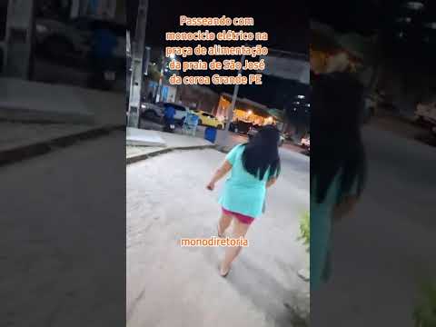 Dentro da praça de alimentação com monociclo elétrico na praia de São José da coroa Grande PE