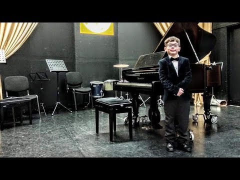 Fekete András, 8 éves növedékem zongorázik