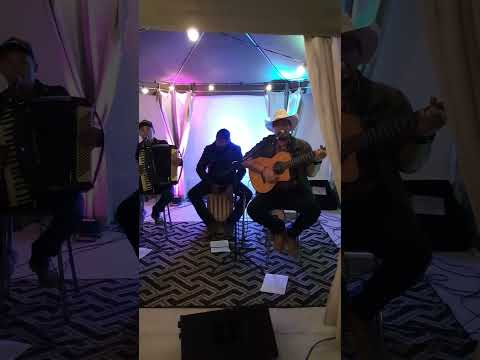 Lagoa Santa MG: Daniel Vilela emociona com cover ao vivo