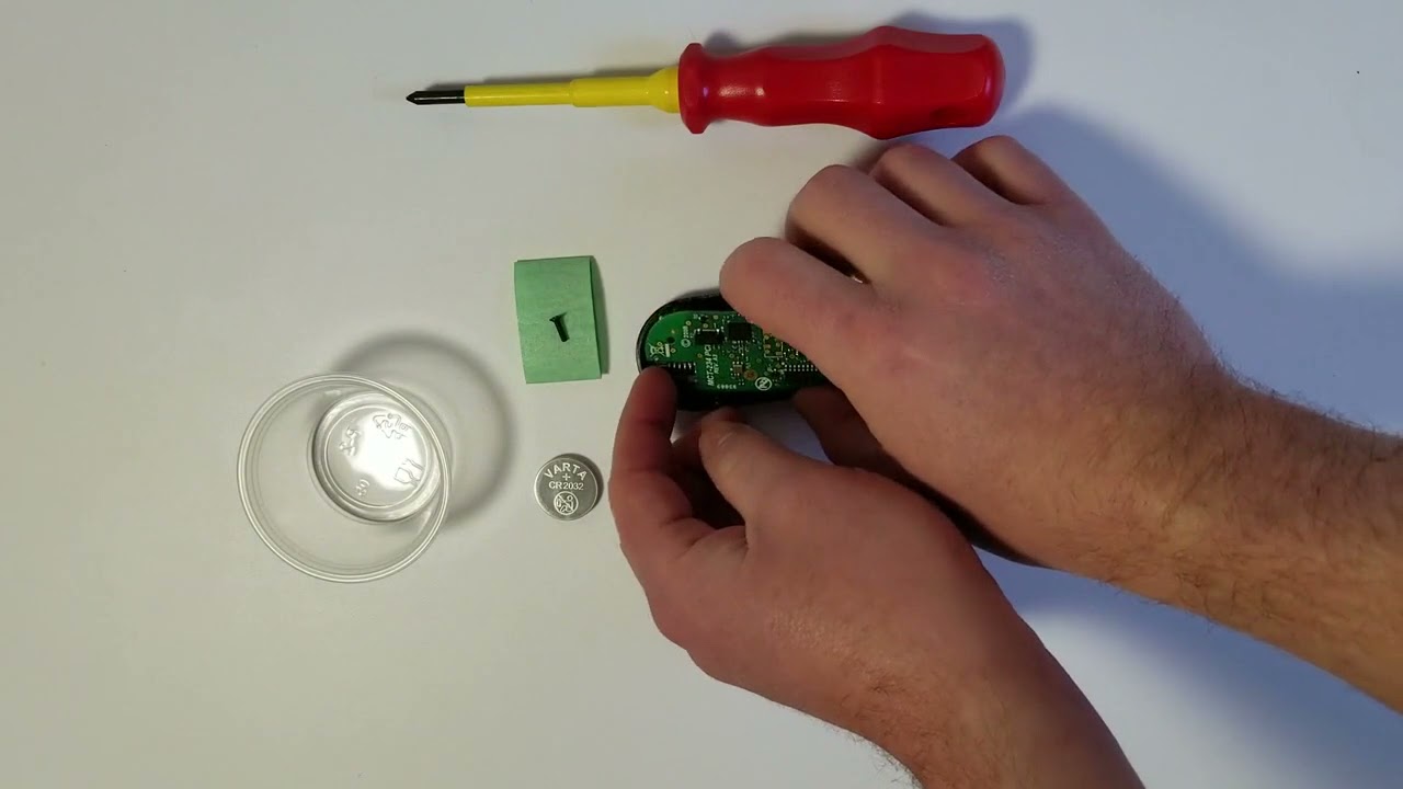 How do I replace the battery for my keyring remote (Gen 2)?
