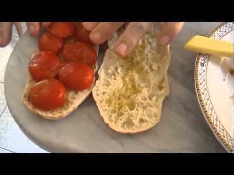 Panino caldo con pomodoro, fiordilatte e basilico