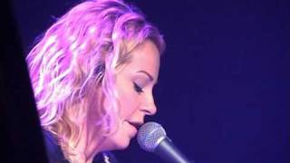 Agua De Annique - 07 - Shrink (live at the Melkweg, 20 November 2010)