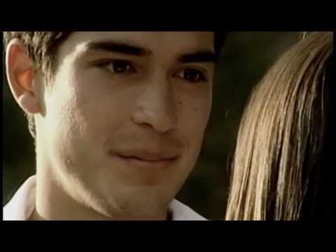 Marcela le roba un beso a Juan David