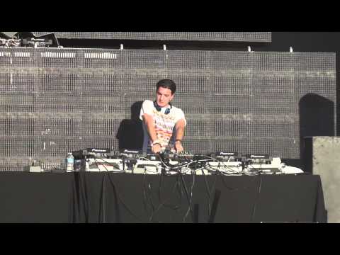 Alesso playing Michael Brun's Rise with his own twist at Masquerade