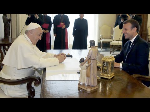 ماكرون في الفاتيكان للقاء البابا فرنسيس والهجرة على رأس المحادثات
