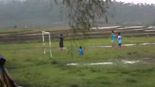 preview picture of video 'Ceria anak main bola hujan 2'