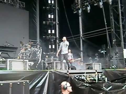 Linkin Park stopping show to help injured fan - Soundwave 2013 - Sydney (front barrier)