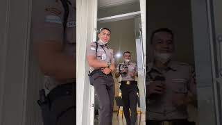 Download lagu Komandan jarang pulang😅💃 #satpamganteng #shorts mp3 Download lagu Komandan jarang pulang😅💃 #satpamganteng #shorts mp3