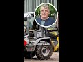Verwarde man valt politie aan met een graafmachine: schoten gelost | #shorts