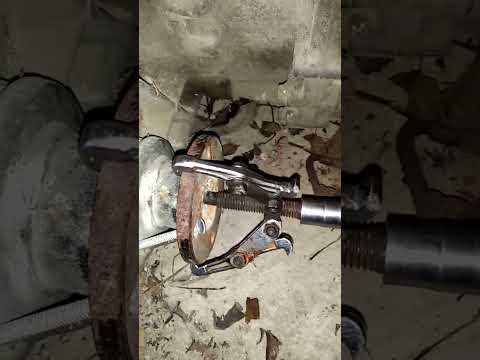 How to remove the output flange properly | 4WD💪🏾#shorts #howto #treding #4wd #engine #viralvideo