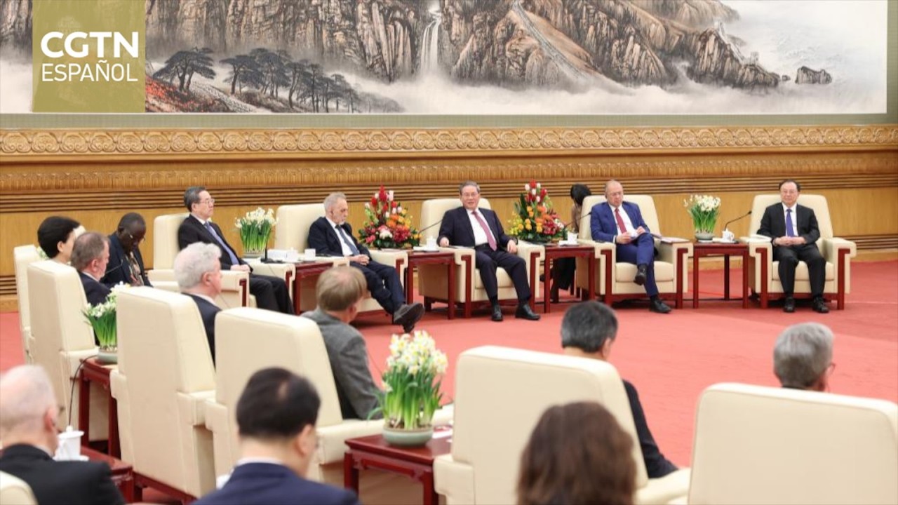 Premier chino celebra simposio en honor de expertos extranjeros que trabajan en China