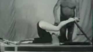 J.H. Pilates gibt ein Training