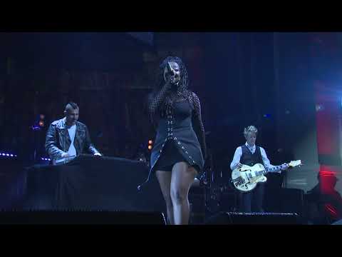 Dallas Woods and The B-Boys with Chris Cheney, KYE & JUJO perform AC/DC 'Back In Black'